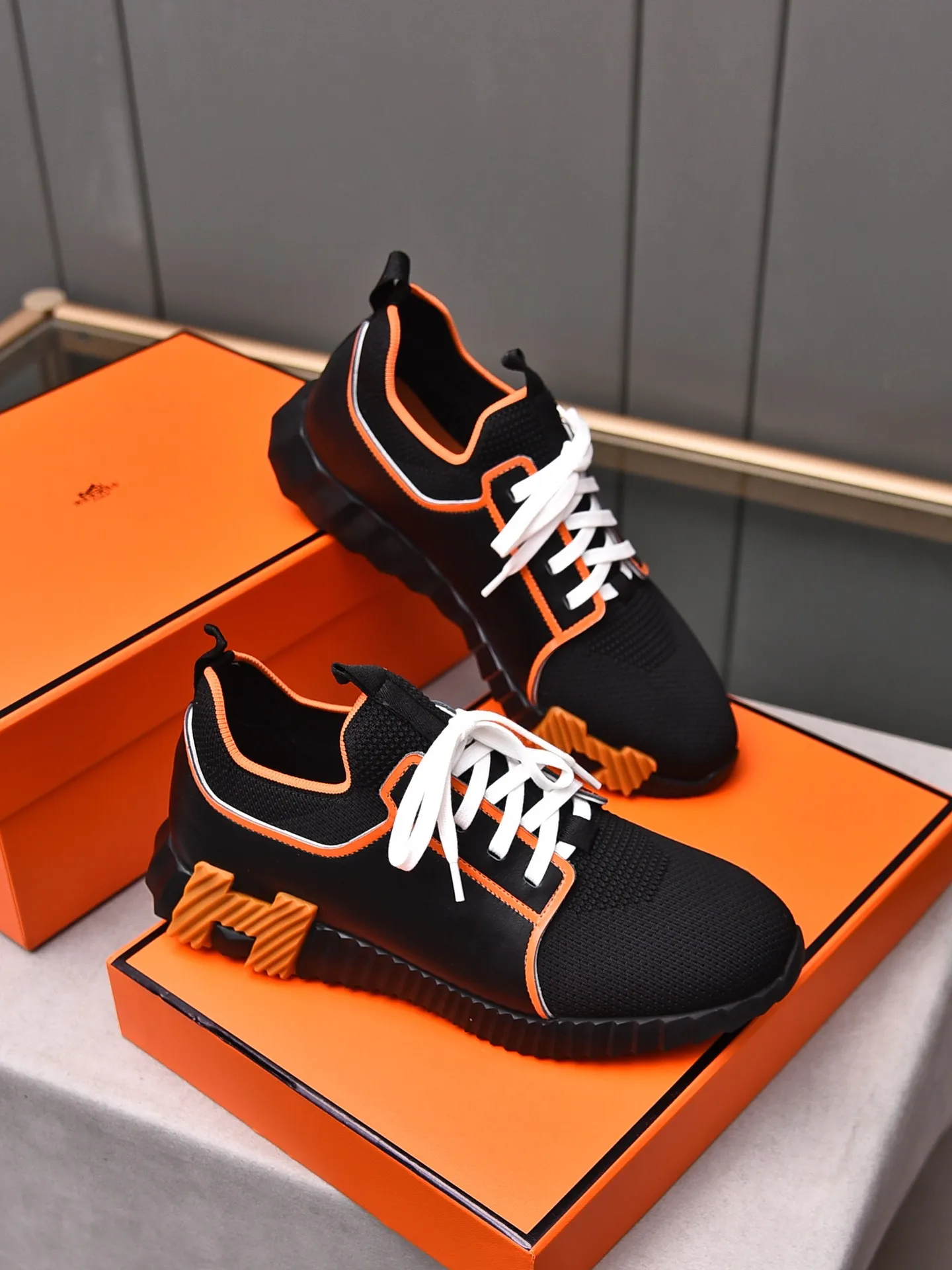 Factory price PP600 [Hermes] fe new arrival~ New Bouncing sneakers are the most comfortable shoes from Hermès, no one else⃣️. They are very light on the feet and look great. You won’t feel tired even when you go shopping and running around. 👍 Very light and comfortable, very light, suitable for both sports and leisure, and feel great when you step on them! It’s up to you to choose, there’s always what you want~ ✔️Fabric: Imported first-layer cowhide + high-elastic fly weave ✔️Inner lining: Imported water-dyed cow lining ✔️Outsole: Seamless combination of IP+TPU (multi-color letters) German technology irradiation machine ✔️Code number: Male 38-44 (45 customized)